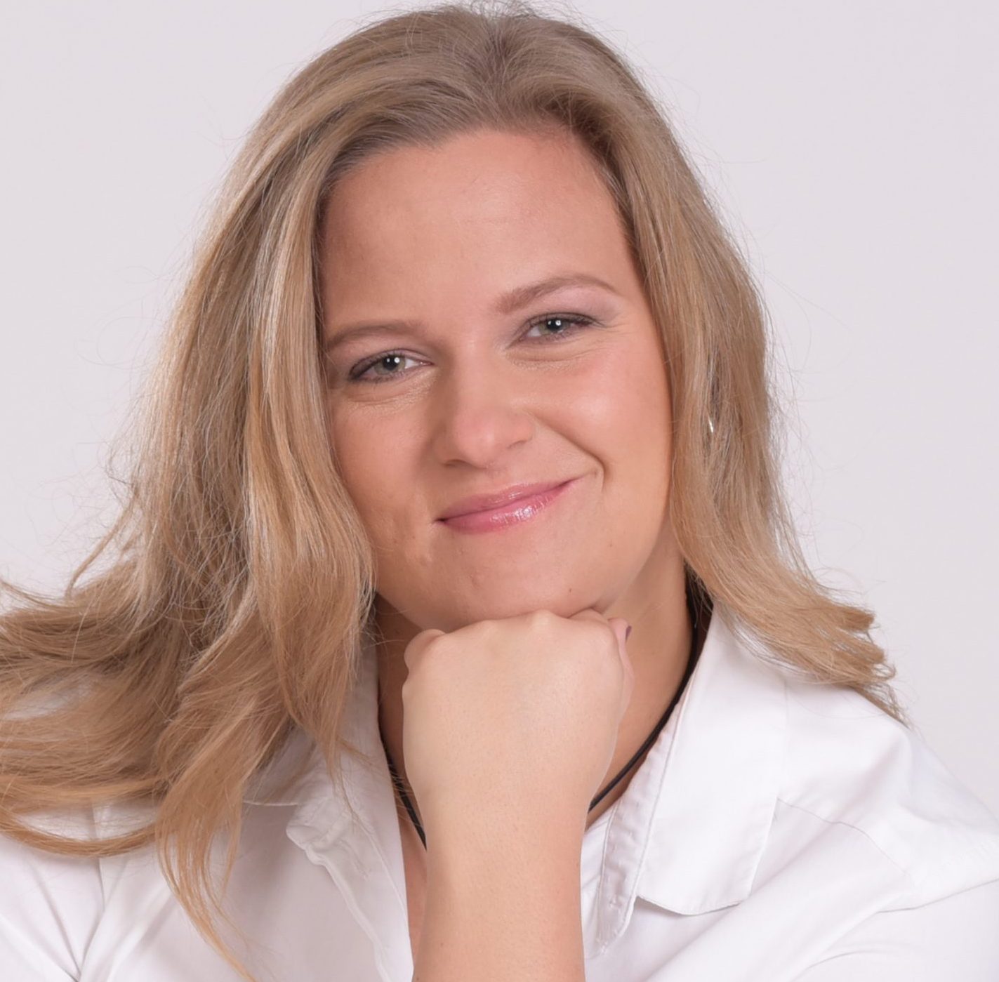 Portrait-Foto_Claudia-Brantner-scaled